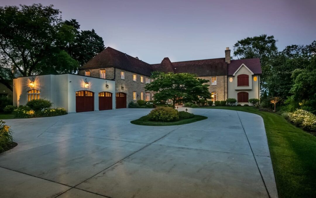 Lavish Lakefront Estate